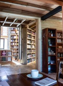 何塞伊格纳西奥Rizoma的书架和桌子及杯子的房间