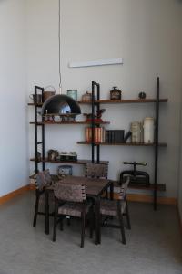 梅希约内斯Alto del Sol Latorre Mejillones的一间带桌椅和书架的用餐室