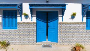 苏塞Dar El Goulli的白色建筑的蓝色门,设有蓝色的窗户
