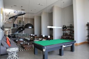 梅希约内斯Alto del Sol Latorre Mejillones的客厅设有台球桌和楼梯。