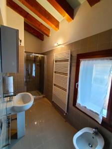 特雷维索Il Nido - Villetta in posizione strategica的一间带两个盥洗盆、淋浴和卫生间的浴室