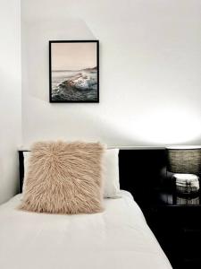 努萨角225 2 Bedroom Garden Oasis French Quarter Resort的一张白色的床,上面有毛绒枕头