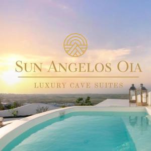伊亚Sun Angelos Oia - Luxury Cave Suites的游泳池别墅标志