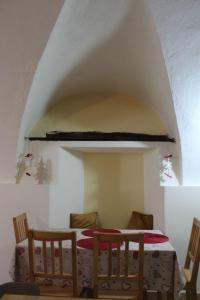 普拉吉拉托Casa Griot的一间用餐室,在房间内配有桌椅