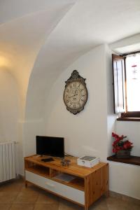 普拉吉拉托Casa Griot的挂在墙上的时钟,桌子