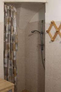 普拉吉拉托Casa Griot的浴室内配有淋浴帘。