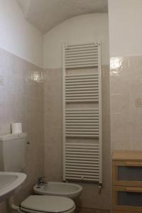 普拉吉拉托Casa Griot的一间带卫生间和水槽的浴室