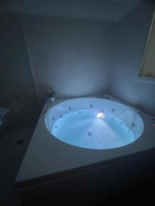 卡塔尼亚Samcri Luxury Home的角落的按摩浴缸