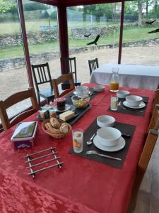 罗卡马杜尔Domaine Lagardelle Rocamadour的一张桌子,上面有红色的桌布,上面有食物