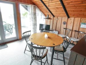 凡岛Holiday Home Keijo - 1-5km from the sea in Western Jutland by Interhome的一间带木桌和椅子的用餐室