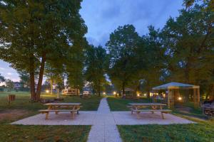 Sala BielleseFUTURE IS NATURE PLAYGROUND的一个带两个长椅和凉亭的公园