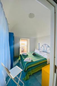 托雷德尔格雷科克拉丽娜乡村民宿的一间卧室配有一张床和一把椅子