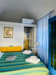 托雷德尔格雷科克拉丽娜乡村民宿的一间卧室配有带毛巾的床