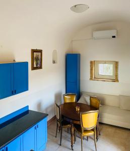 托雷德尔格雷科克拉丽娜乡村民宿的一间设有蓝色橱柜和桌椅的用餐室