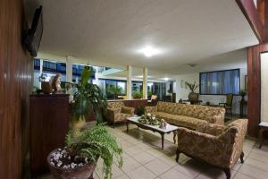 马那瓜莫松特酒店的带沙发和桌子的客厅