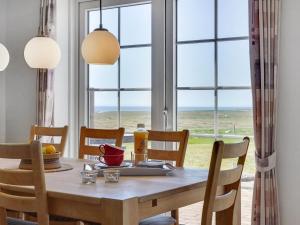 HavnebyHoliday Home Langsom - 100m from the sea in Western Jutland by Interhome的一间配备有桌椅的海景用餐室