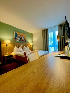 柏林柏灵商业酒店的配有一张床和一张书桌的酒店客房