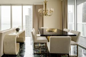 迈阿密2 Bedroom with stunning views at the W residences的一间带桌椅的用餐室