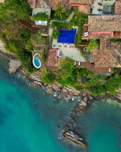 布希奥斯非凡Spa精品酒店的海滩上房屋的空中景致