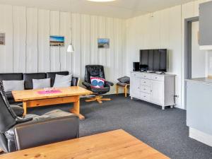 HavnebyApartment Alfkil - 2-3km from the sea in Western Jutland by Interhome的带沙发、桌子和电视的客厅