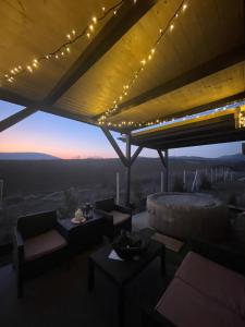 埃格尔NatureZone的享有日落沙漠美景的客厅