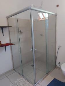 里奥迪孔塔斯Chale Trilha Das Aguas的浴室设有玻璃门淋浴间