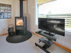 博利尔马克Holiday Home Sara - 2-5km from the sea in Western Jutland by Interhome的客厅配有平面电视和壁炉。