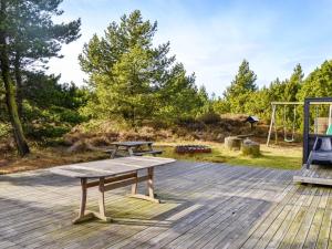 博利尔马克Holiday Home Elin - 3km from the sea in Western Jutland by Interhome的木甲板上的野餐桌和游乐场