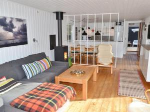 博利尔马克Holiday Home Elin - 3km from the sea in Western Jutland by Interhome的客厅配有沙发和桌子