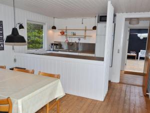 博利尔马克Holiday Home Elin - 3km from the sea in Western Jutland by Interhome的厨房以及带桌子和桌椅的用餐室。