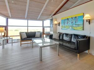 拉科克Holiday Home Alim - 300m from the sea in Western Jutland by Interhome的客厅配有沙发和桌子