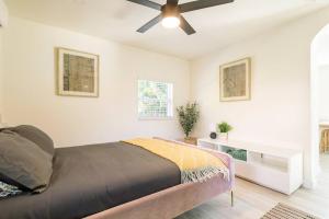 劳德代尔堡The Pastel Home的一间卧室配有一张床和吊扇
