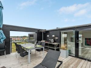 HavnebyHoliday Home Leto - 2km from the sea in Western Jutland by Interhome的露台设有桌椅