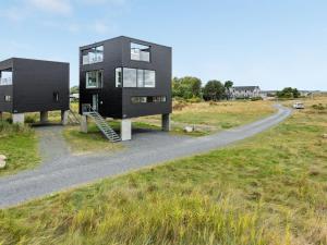 HavnebyHoliday Home Leto - 2km from the sea in Western Jutland by Interhome的路边的黑房子