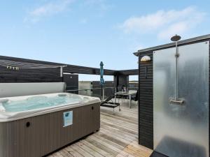 HavnebyHoliday Home Leto - 2km from the sea in Western Jutland by Interhome的房屋甲板上的热水浴池