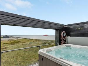 HavnebyHoliday Home Leto - 2km from the sea in Western Jutland by Interhome的海景阳台上的热水浴池