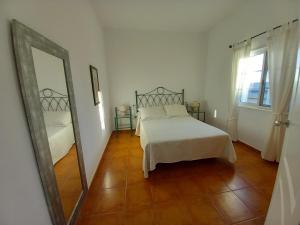 FasniaCASA ISABEL - (ZONA RURAL)的一间卧室配有一张床和镜子