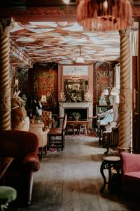 伦敦The Zetter Clerkenwell的配有桌椅和壁炉的客房
