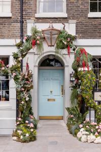 伦敦The Zetter Clerkenwell的一座建筑的前门,有一扇蓝色的门