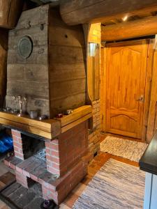 奥格雷Pirtiņa的木房间设有壁炉和木门