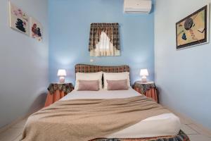 拉加纳斯Ilenia's 3 Bedroom House With Private Pool的一间卧室配有一张大床和两盏灯