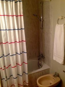 佩拉约酒店的一间浴室