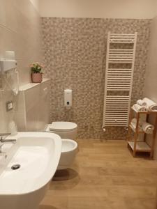 拉奎拉里维拉门酒店的浴室配有白色水槽和卫生间。