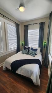 坦帕Updated Condo in Heart of Tampa 2的卧室配有带蓝色枕头的大型白色床