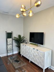 坦帕Updated Condo in Heart of Tampa 2的客厅设有壁挂式平面电视。