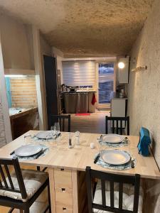武夫赖Troglodyte du Petit Coteau的餐桌、椅子和厨房