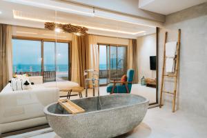 达赫拉Tulum Beach Resort Dakhla的一间客厅,位于房间中间,配有浴缸