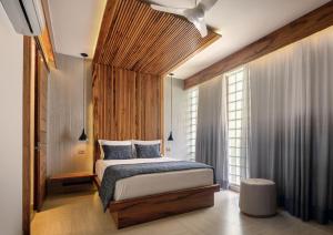 杰里科科拉Villa Nautica Boutique Hotel的一间卧室设有一张床和一个大窗户