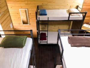 弗洛里亚诺波利斯Voila Hostel的小屋内带三张双层床的客房