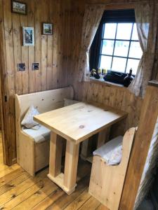 NorthiamGoodwin Farm的小房间设有木桌和椅子